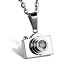 گردنبند استیل مدل دوربین عکاسی نگین‌دار 